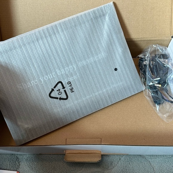 New - 10.1 Inch WiFi Digital Photo Picture Frame w/ 16GB Storage & Touch Screen - Picture 4 of 11